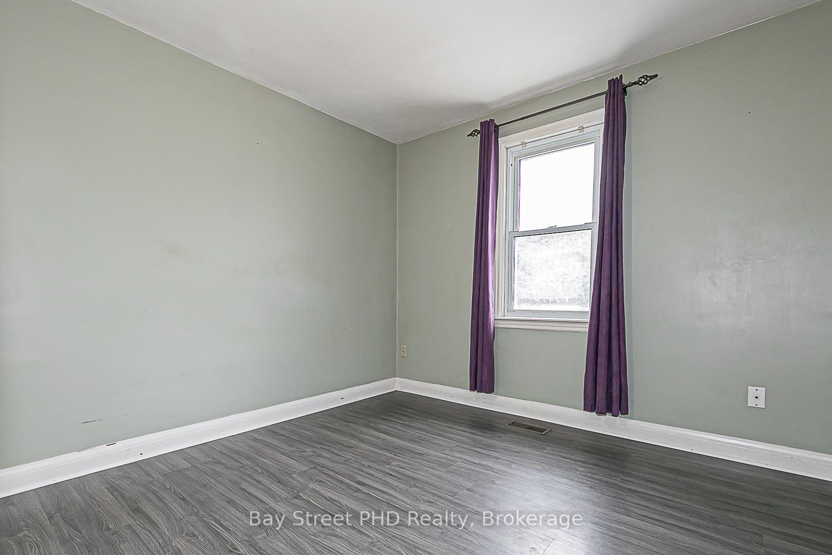 Photo 18 of 19 Herbert Avenue, Oshawa, Samac — HOMEH
