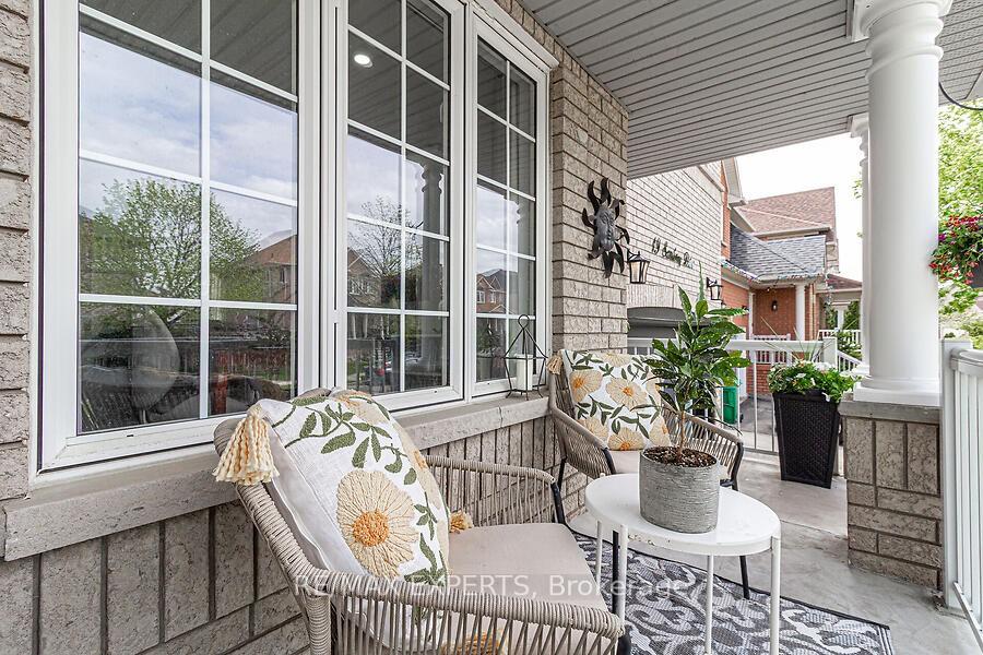 Photo 2 of 19 Sandway Drive, Brampton, Fletcher's Meadow — HOMEH