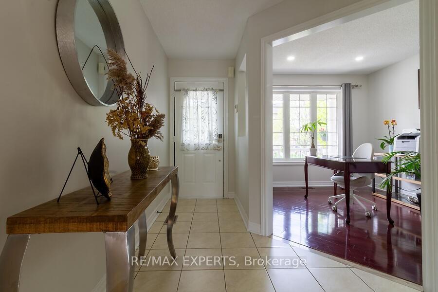 Photo 3 of 19 Sandway Drive, Brampton, Fletcher's Meadow — HOMEH