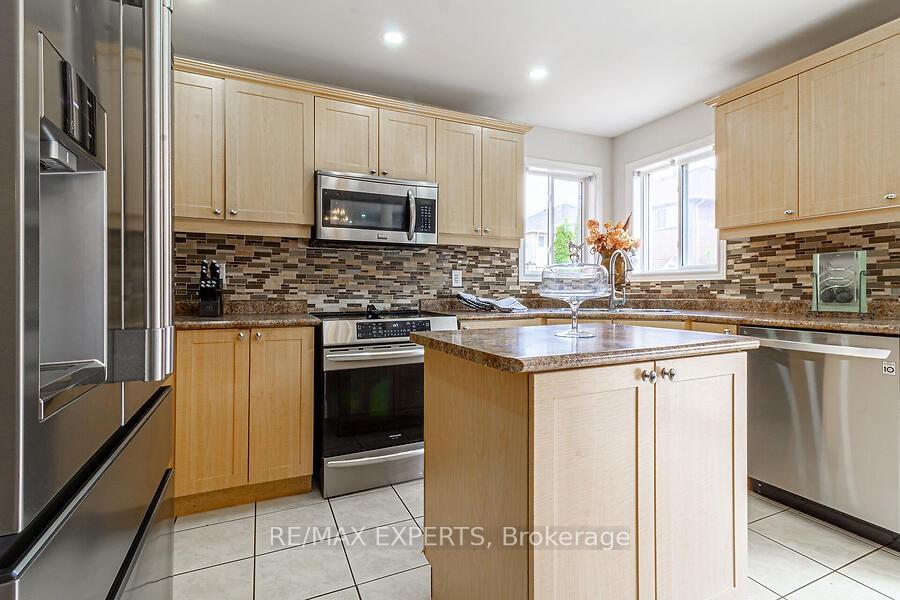 Photo 7 of 19 Sandway Drive, Brampton, Fletcher's Meadow — HOMEH