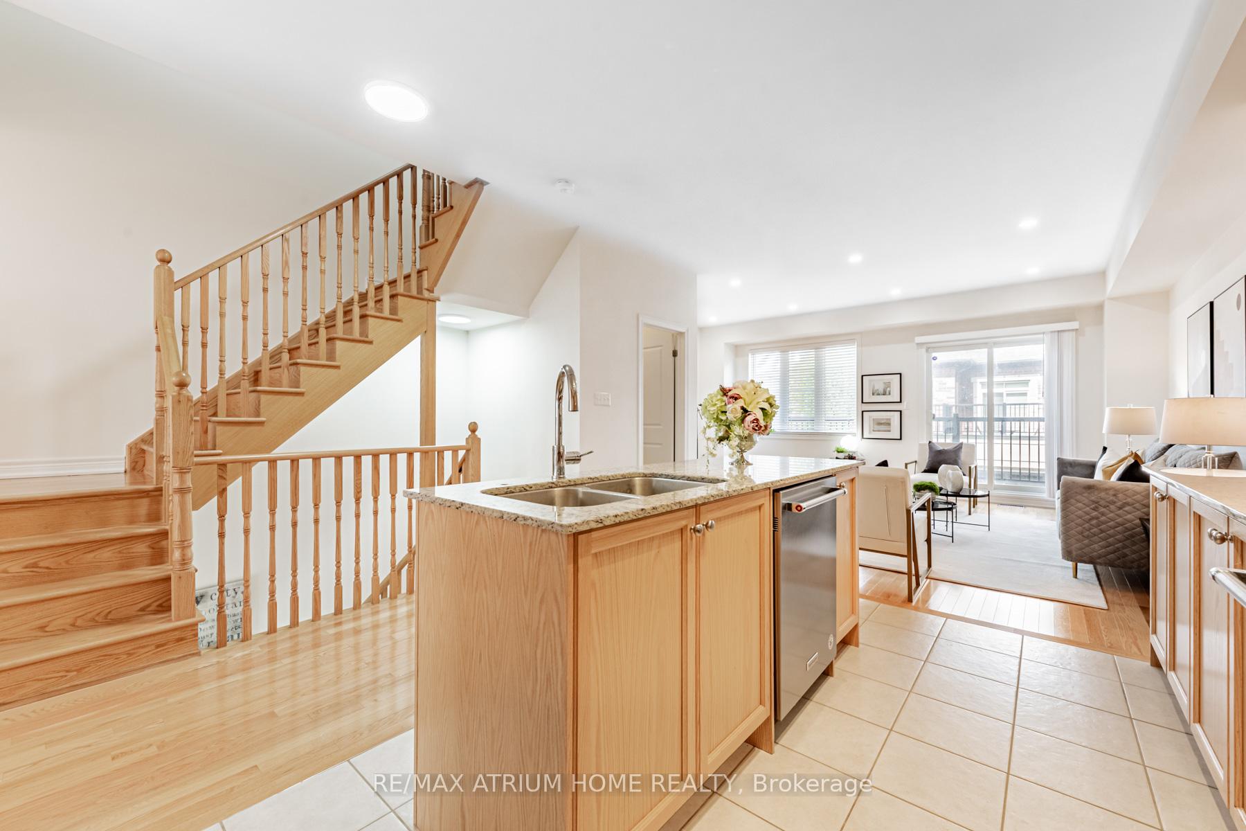 Photo 10 of 166 Elgin Mills Rd W, Richmond Hill, Jefferson — HOMEH