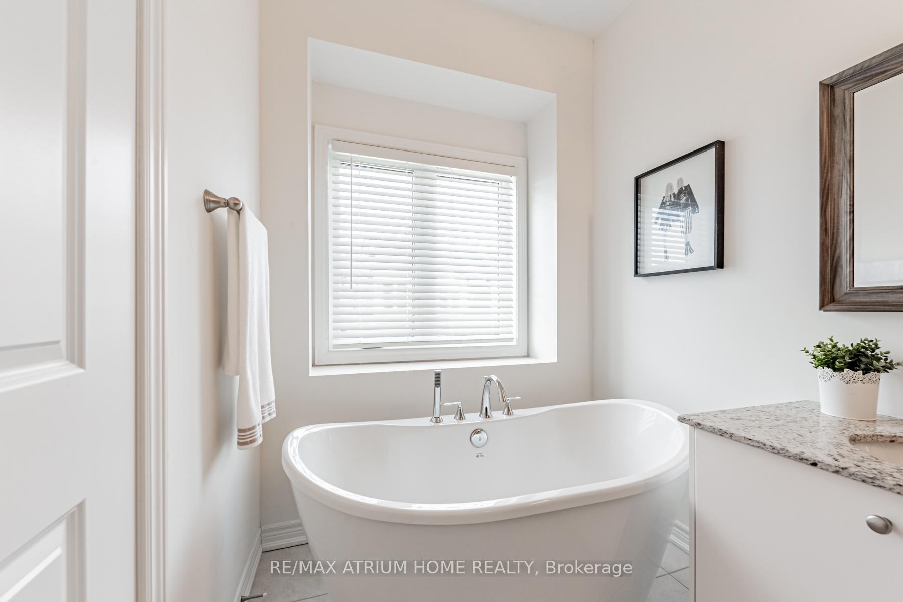 Photo 23 of 166 Elgin Mills Rd W, Richmond Hill, Jefferson — HOMEH