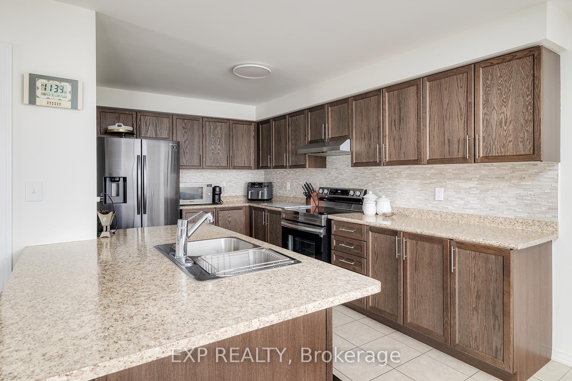 Photo 10 of 2344 Equestrian Crescent, Oshawa, Windfields — HOMEH