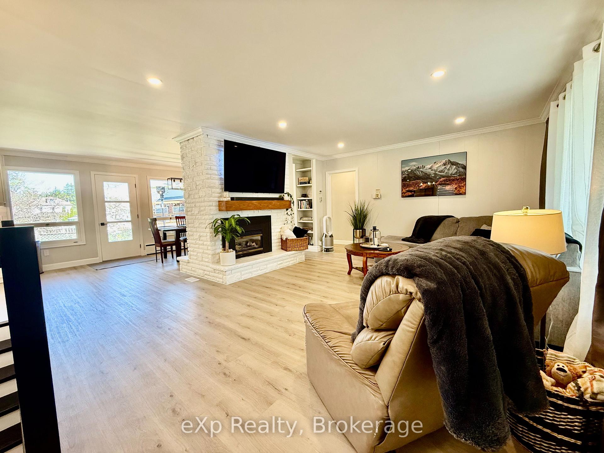 Photo 5 of 410 Cayley Street, Brockton — HOMEH