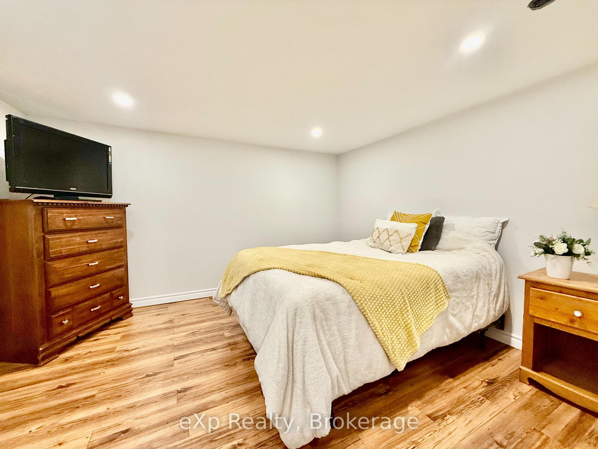Photo 11 of 410 Cayley Street, Brockton — HOMEH