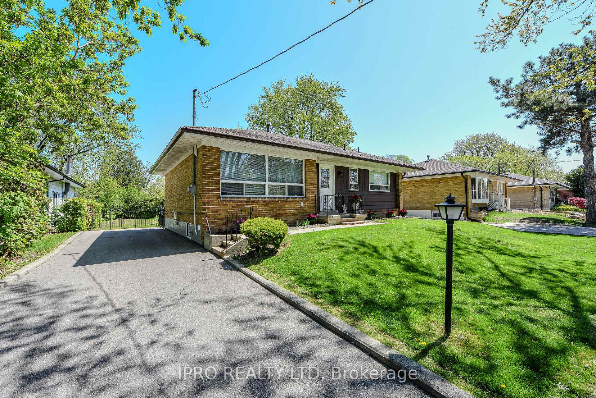 Photo 2 of 13 Morpeth Road, Brampton, Brampton East — HOMEH