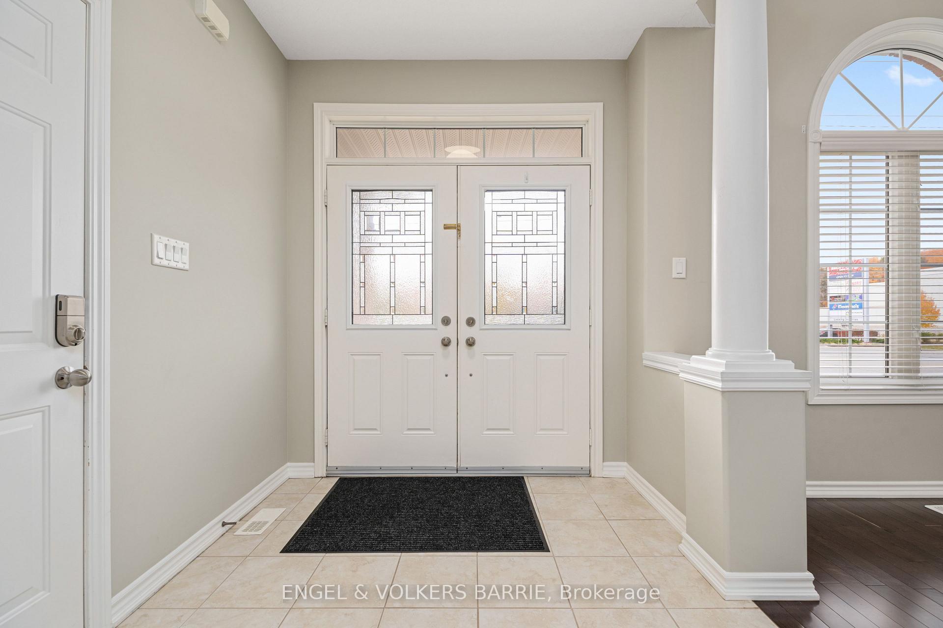 Photo 4 of 15 Prince William Way, Barrie, Innis-Shore — HOMEH