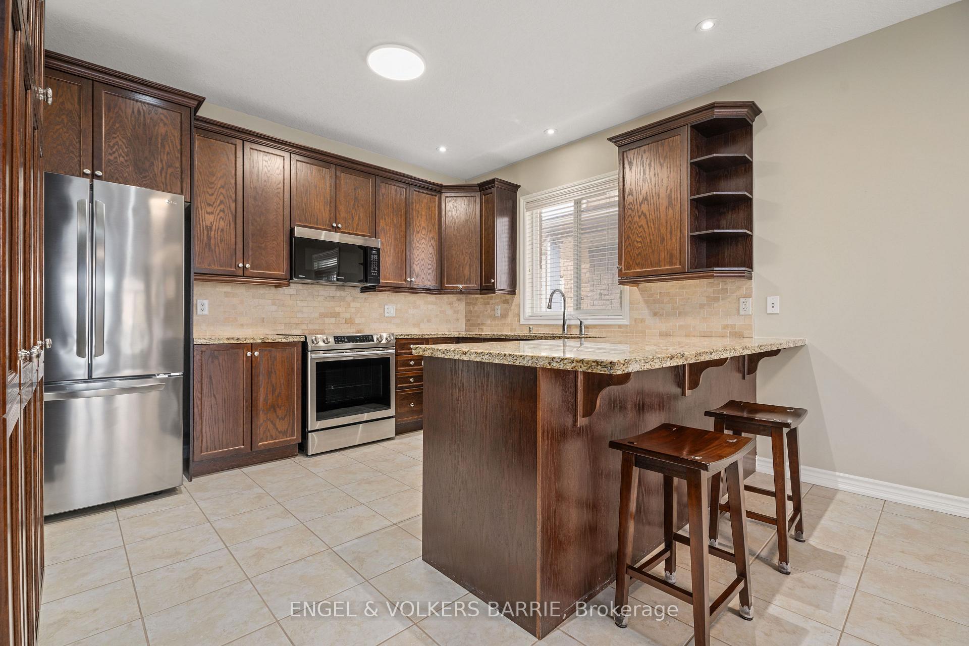 Photo 7 of 15 Prince William Way, Barrie, Innis-Shore — HOMEH