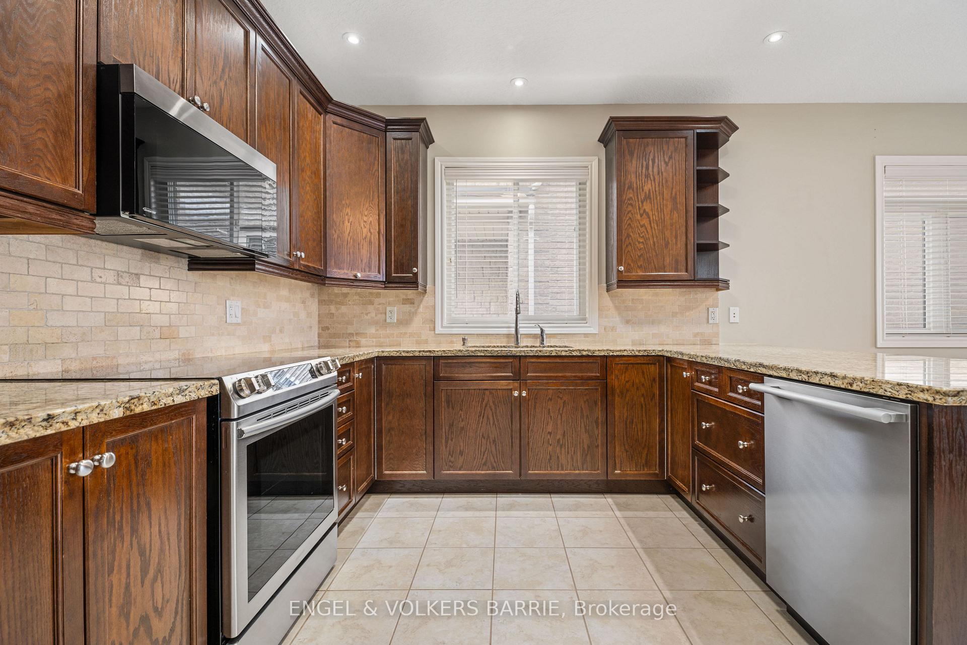 Photo 8 of 15 Prince William Way, Barrie, Innis-Shore — HOMEH