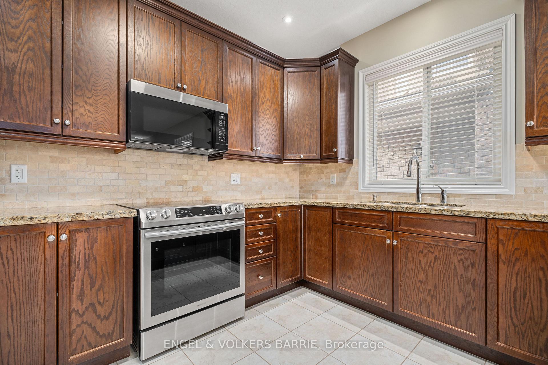 Photo 9 of 15 Prince William Way, Barrie, Innis-Shore — HOMEH