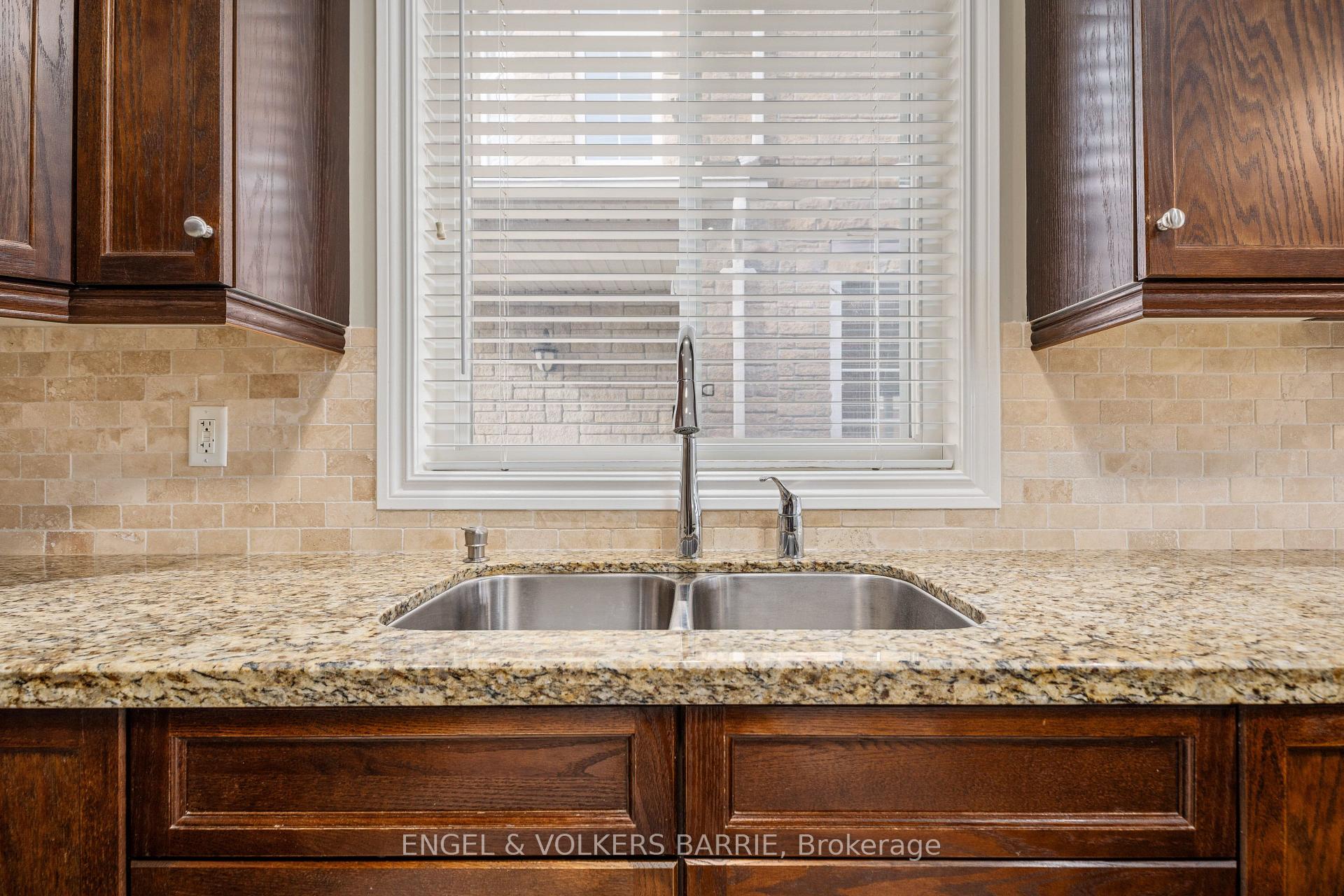 Photo 10 of 15 Prince William Way, Barrie, Innis-Shore — HOMEH