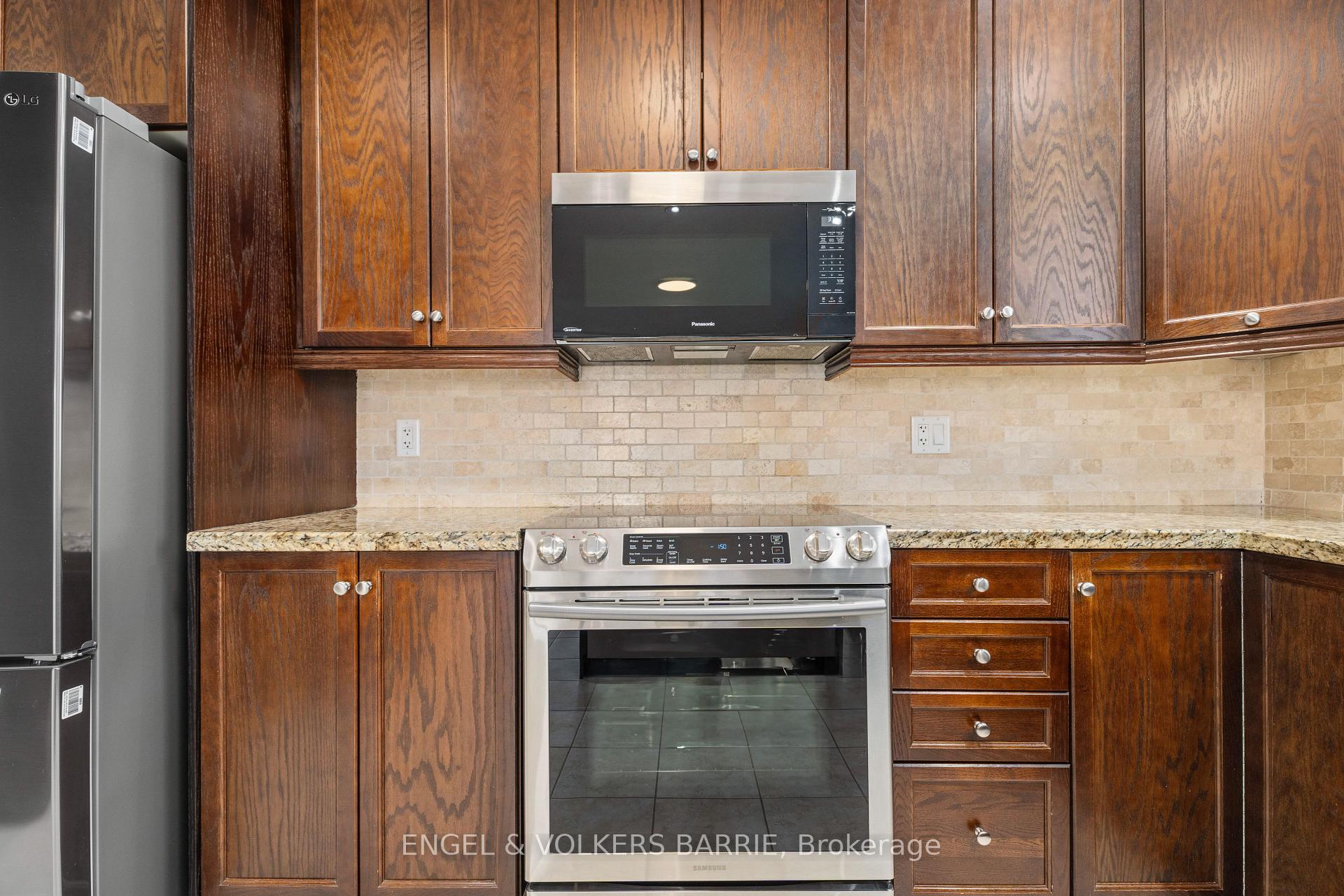 Photo 11 of 15 Prince William Way, Barrie, Innis-Shore — HOMEH