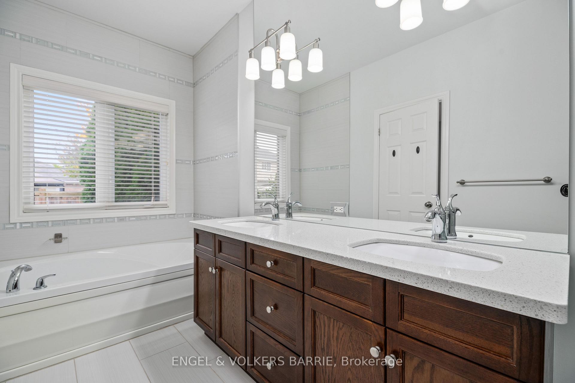 Photo 21 of 15 Prince William Way, Barrie, Innis-Shore — HOMEH
