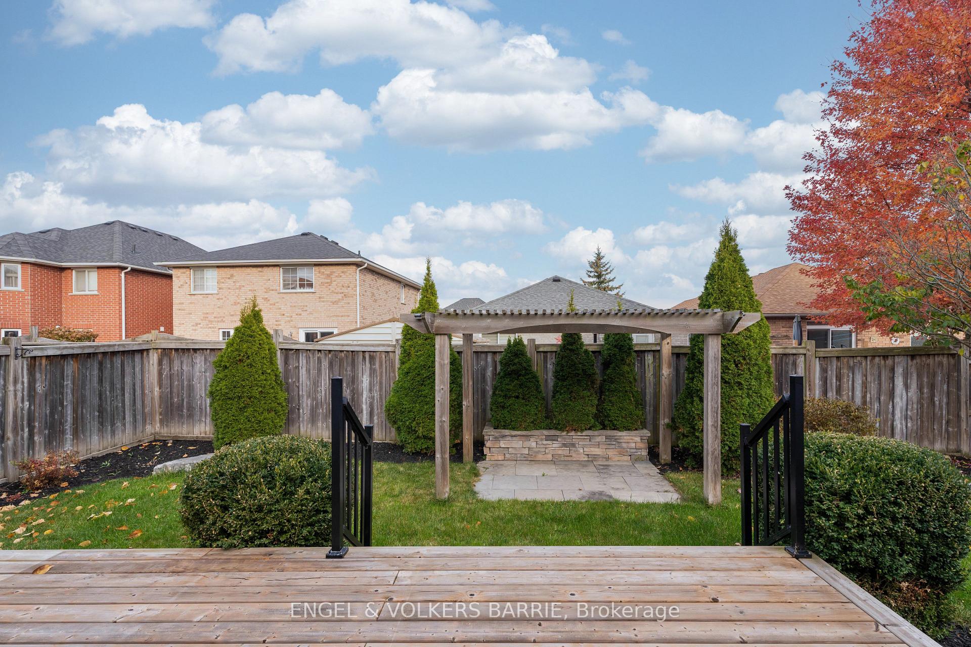 Photo 33 of 15 Prince William Way, Barrie, Innis-Shore — HOMEH