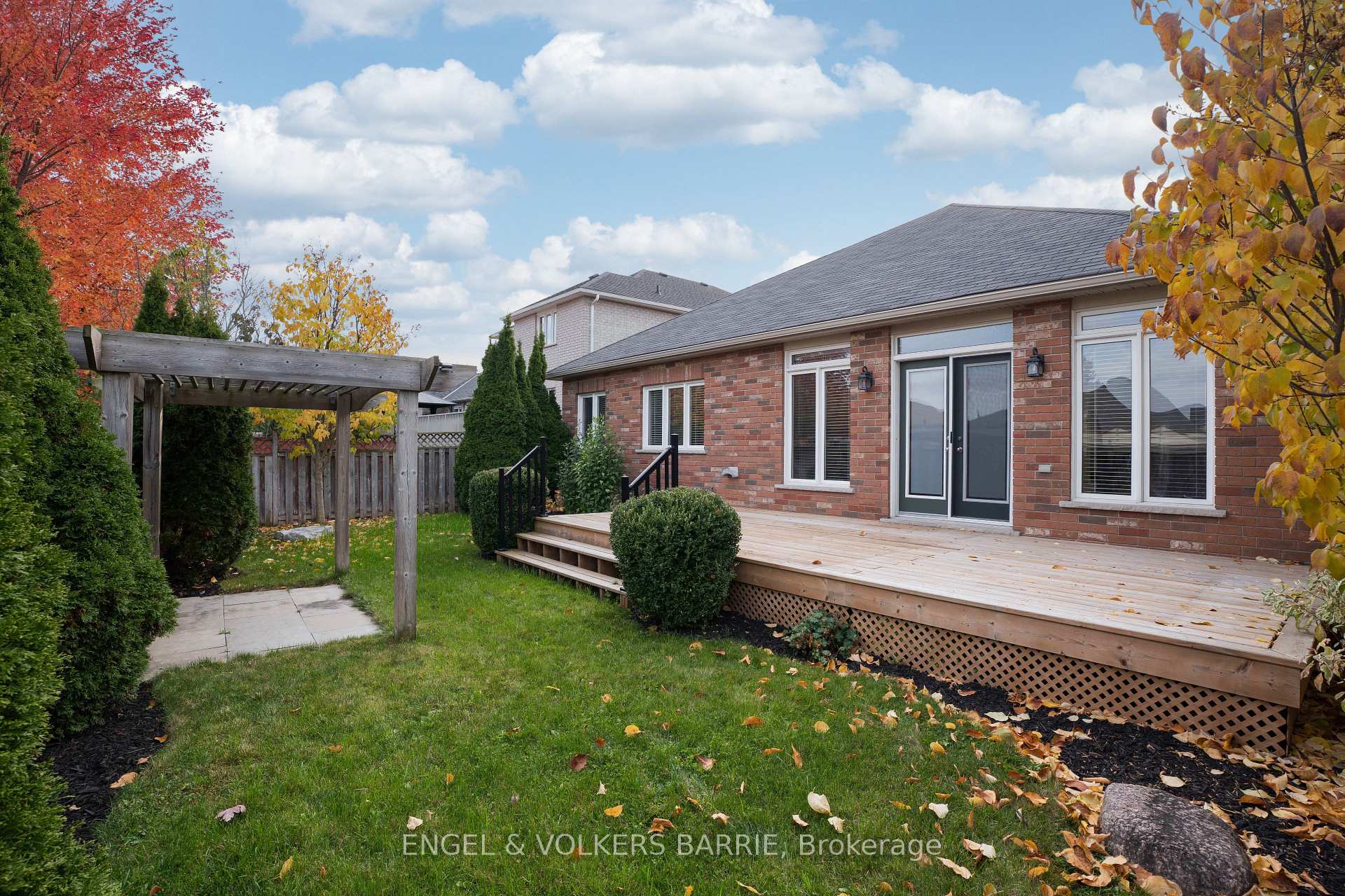 Photo 34 of 15 Prince William Way, Barrie, Innis-Shore — HOMEH
