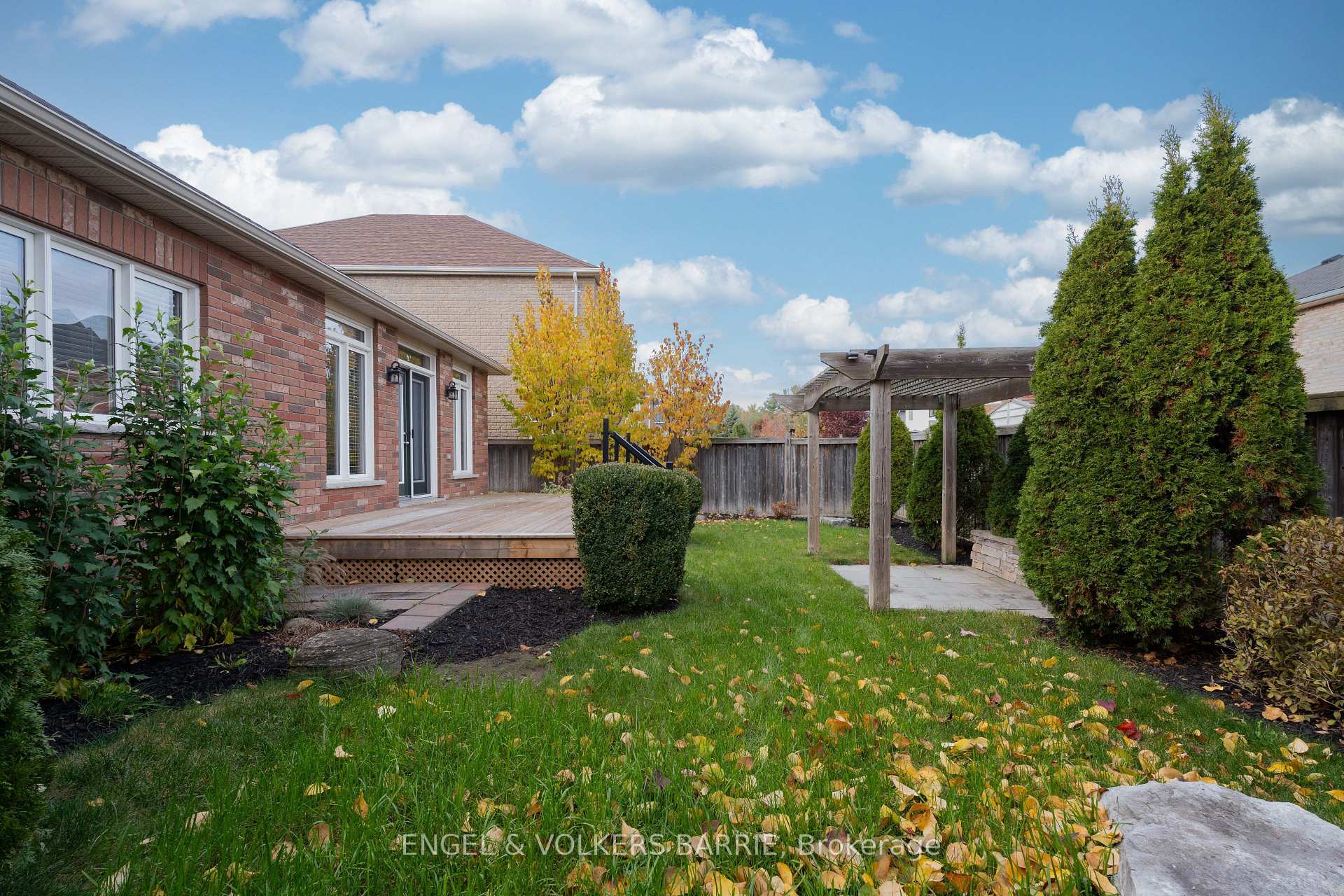 Photo 39 of 15 Prince William Way, Barrie, Innis-Shore — HOMEH
