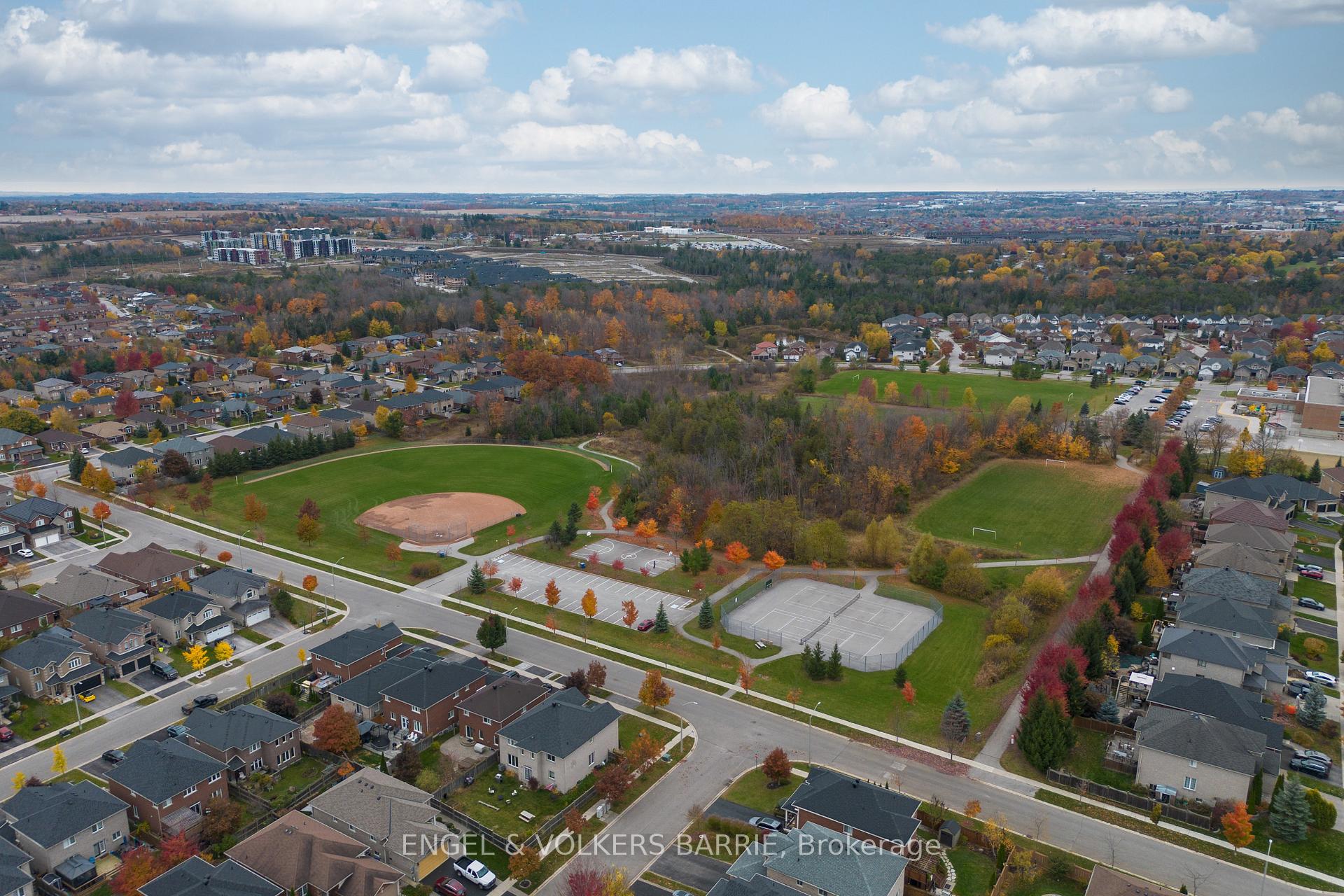Photo 41 of 15 Prince William Way, Barrie, Innis-Shore — HOMEH