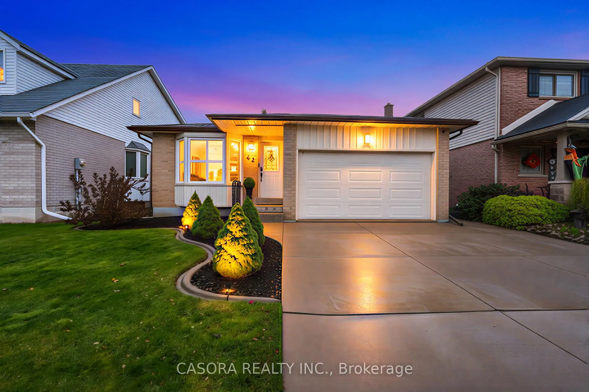 Photo 1 of 42 Sutton Court, Hamilton, Stoney Creek Mountain — HOMEH