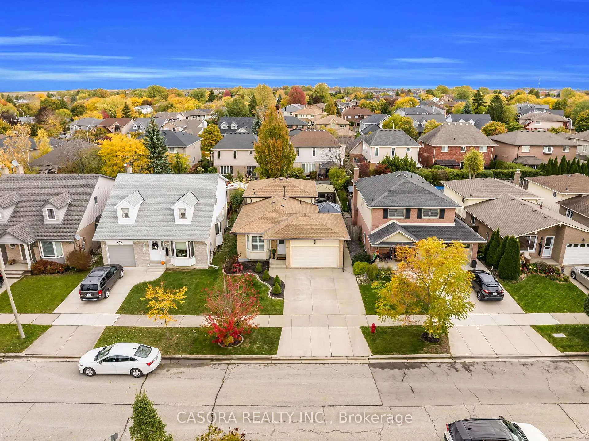 Photo 3 of 42 Sutton Court, Hamilton, Stoney Creek Mountain — HOMEH