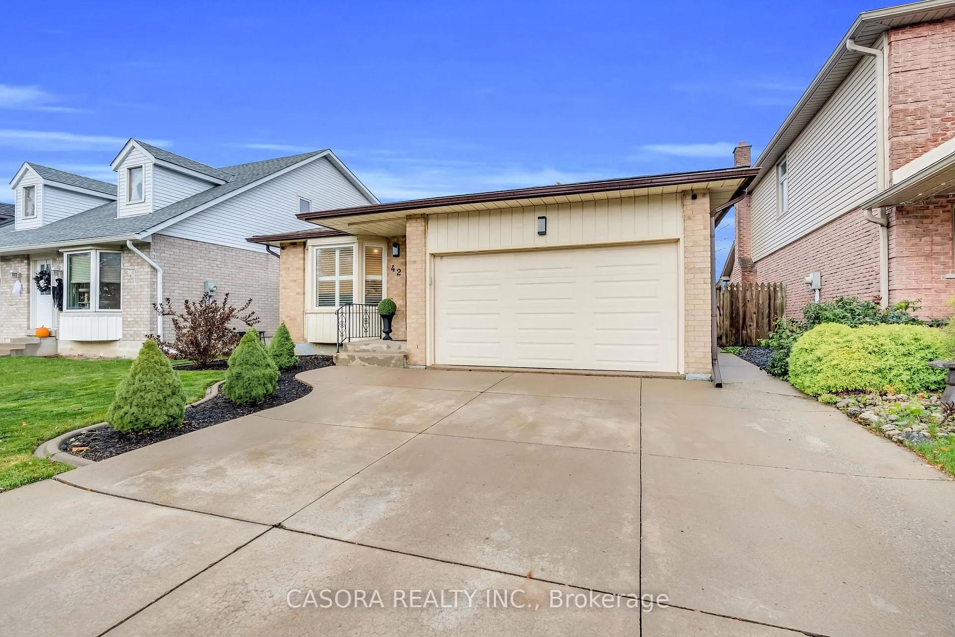 Photo 5 of 42 Sutton Court, Hamilton, Stoney Creek Mountain — HOMEH