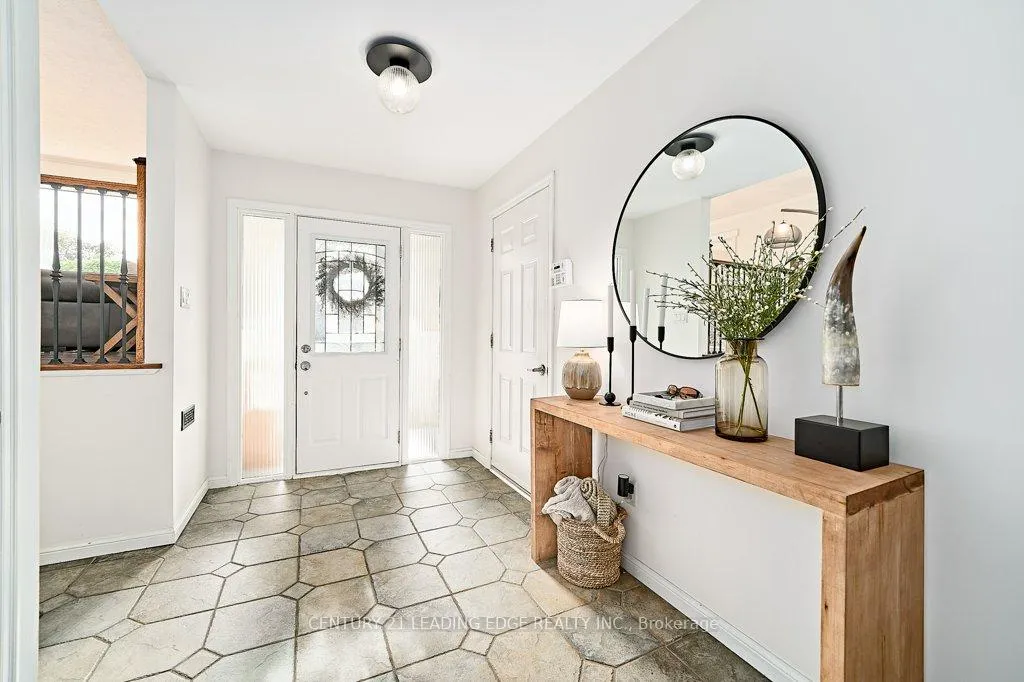 Photo 2 of 25 Eileen Drive, Barrie, Allandale Heights — HOMEH