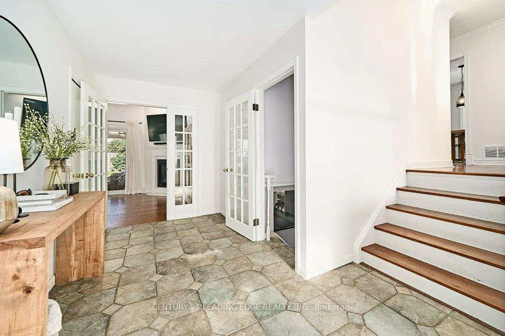 Photo 3 of 25 Eileen Drive, Barrie, Allandale Heights — HOMEH