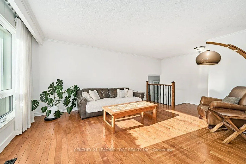 Photo 10 of 25 Eileen Drive, Barrie, Allandale Heights — HOMEH