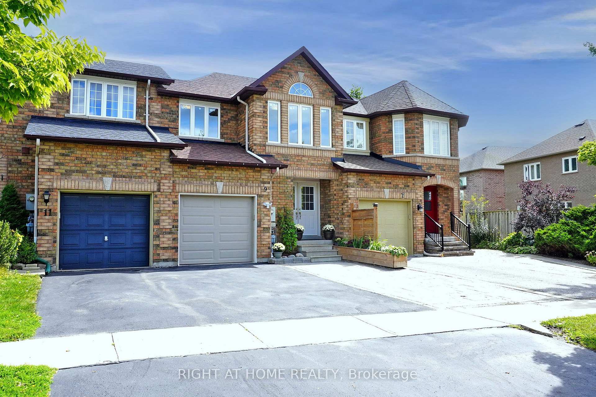 Photo 2 of 9 Auraglen Street, Richmond Hill, Oak Ridges — HOMEH