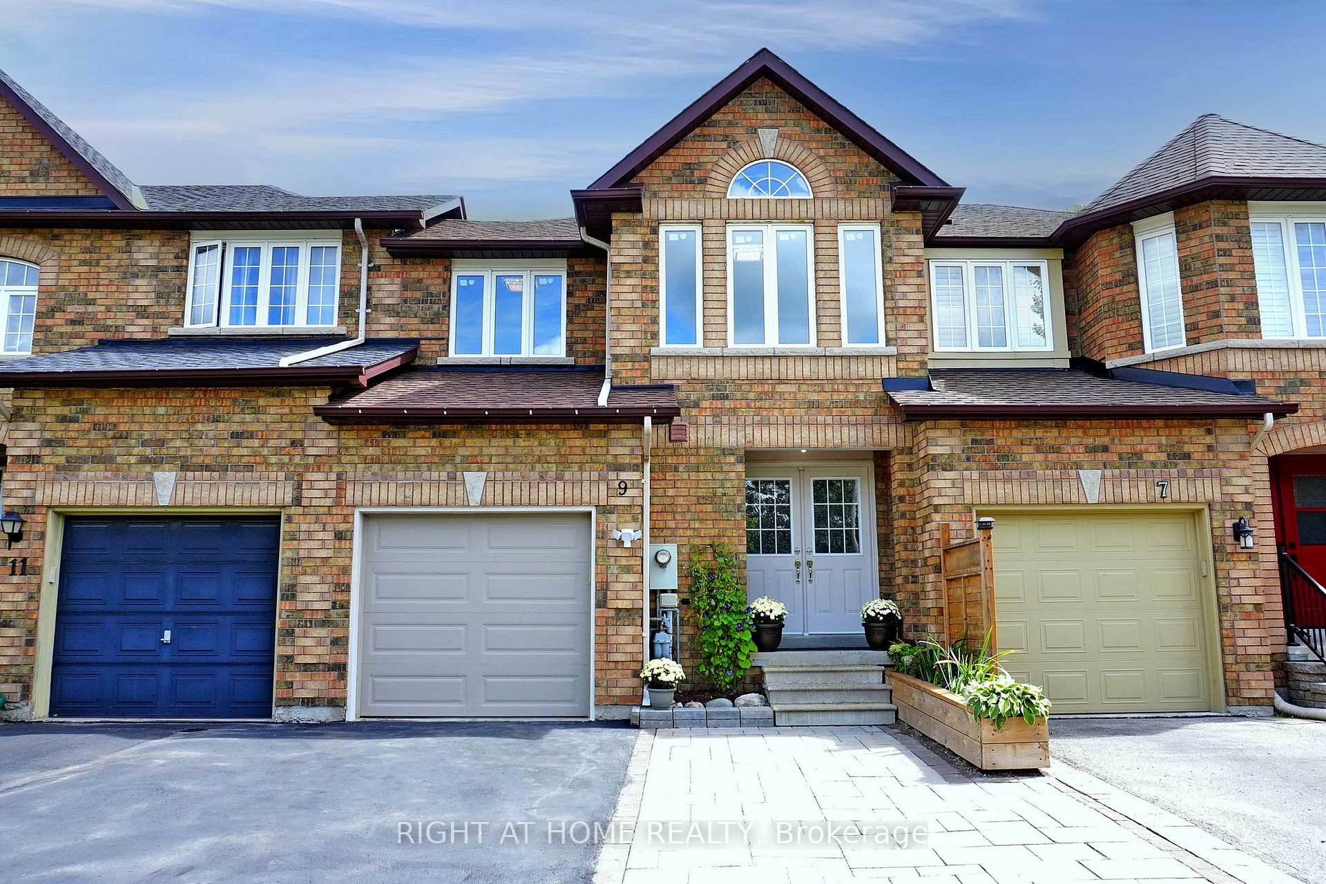 Photo 3 of 9 Auraglen Street, Richmond Hill, Oak Ridges — HOMEH