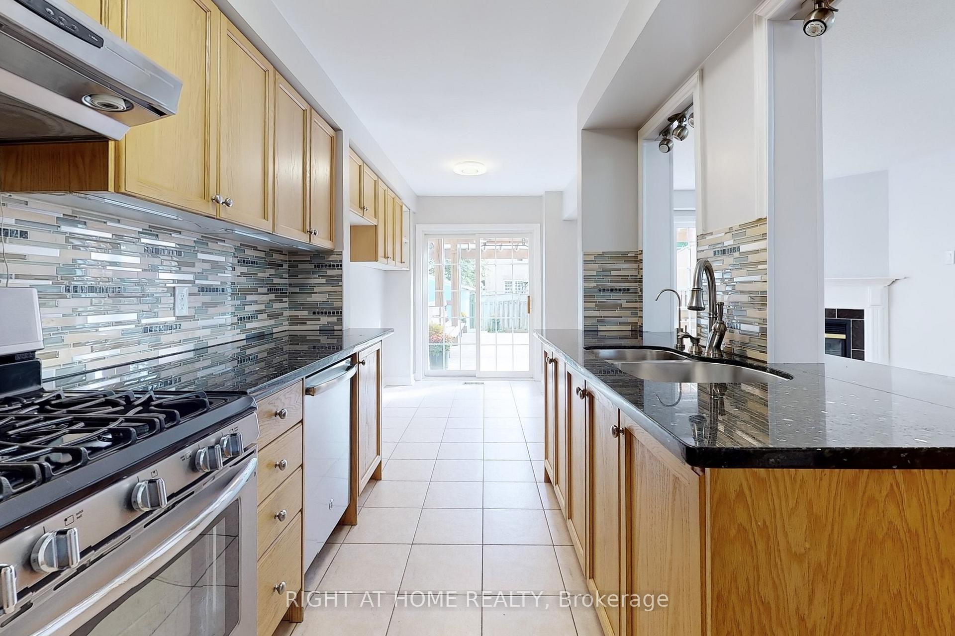 Photo 11 of 9 Auraglen Street, Richmond Hill, Oak Ridges — HOMEH