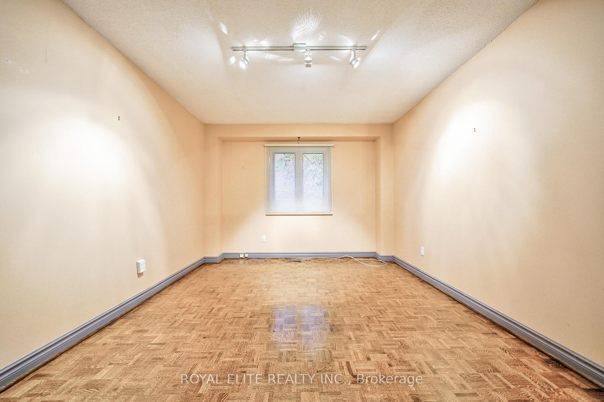 Photo 9 of 22 Montclair Road, Richmond Hill, Bayview Hill — HOMEH
