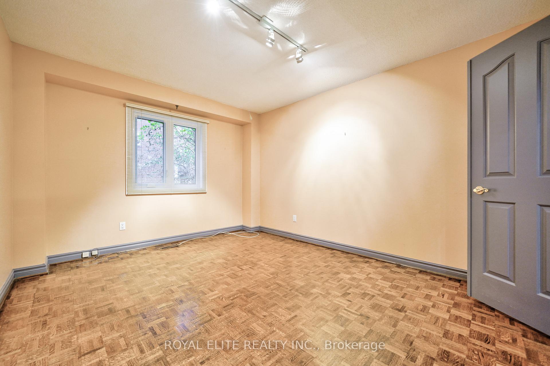 Photo 10 of 22 Montclair Road, Richmond Hill, Bayview Hill — HOMEH