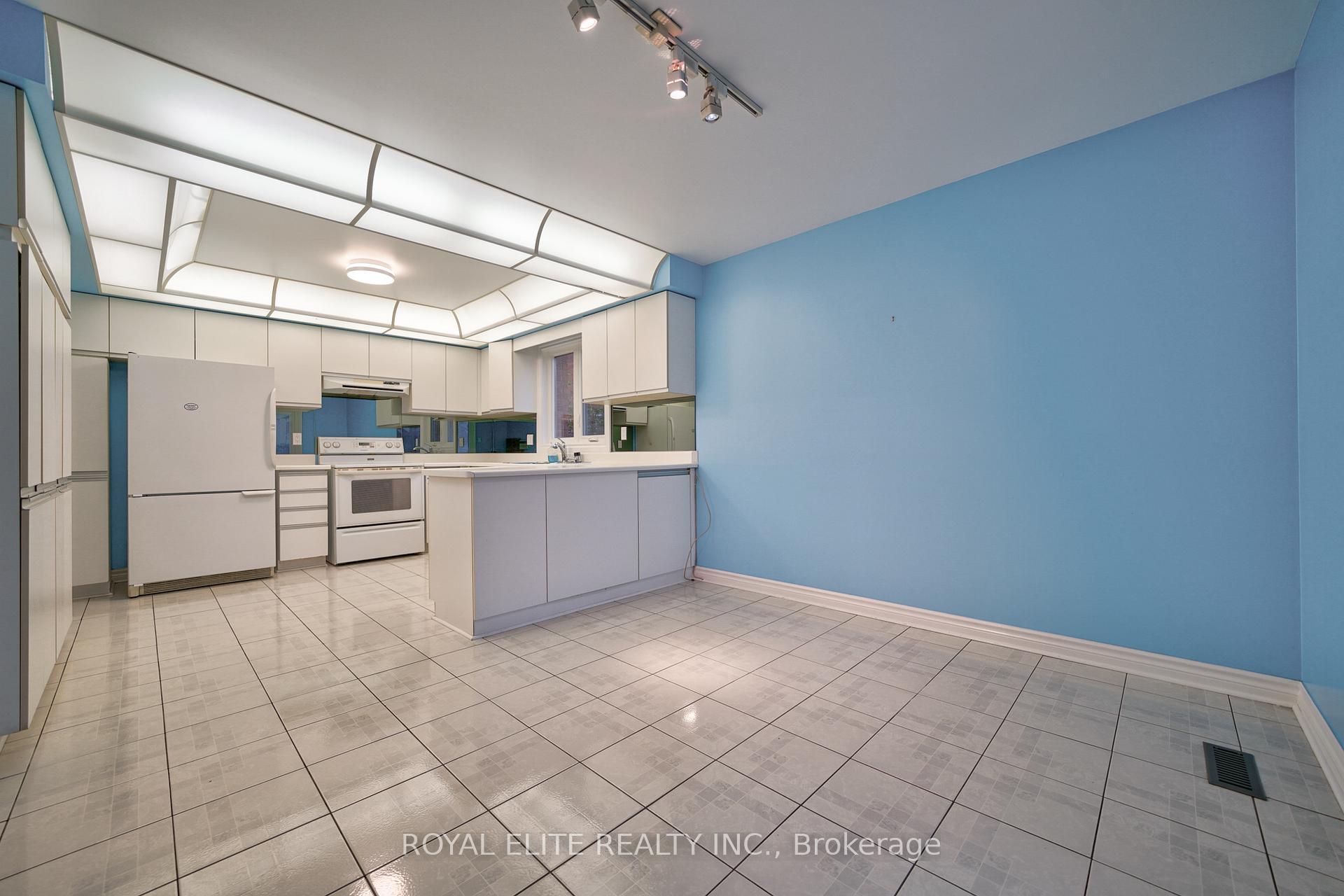 Photo 13 of 22 Montclair Road, Richmond Hill, Bayview Hill — HOMEH