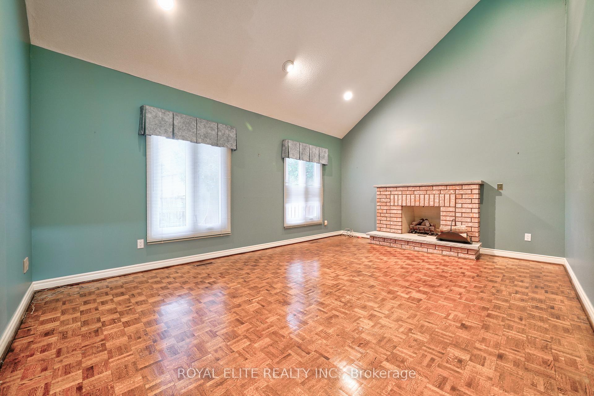 Photo 19 of 22 Montclair Road, Richmond Hill, Bayview Hill — HOMEH