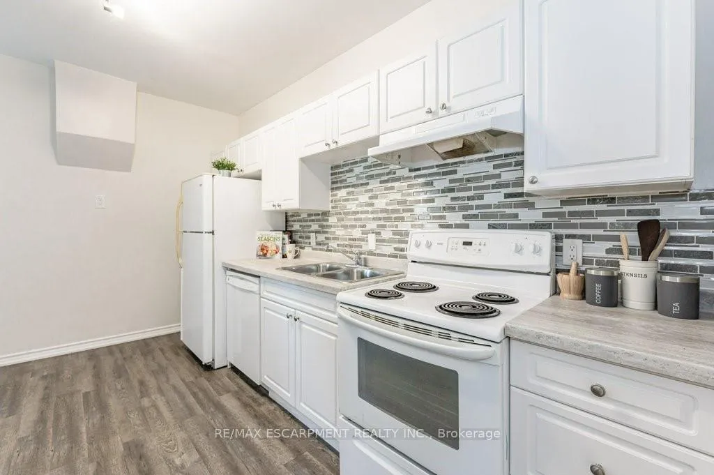Photo 15 of 196 Picton Street E, Hamilton, North End — HOMEH