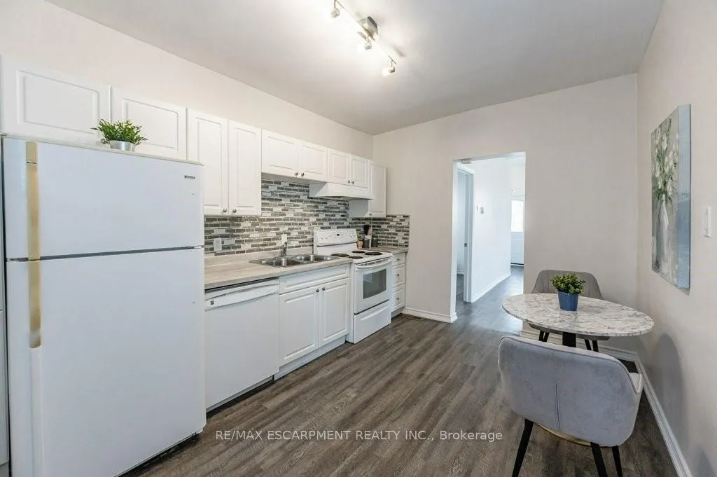 Photo 17 of 196 Picton Street E, Hamilton, North End — HOMEH