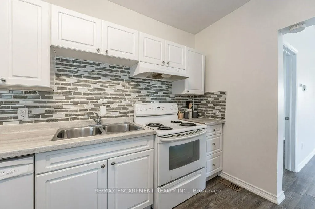 Photo 18 of 196 Picton Street E, Hamilton, North End — HOMEH