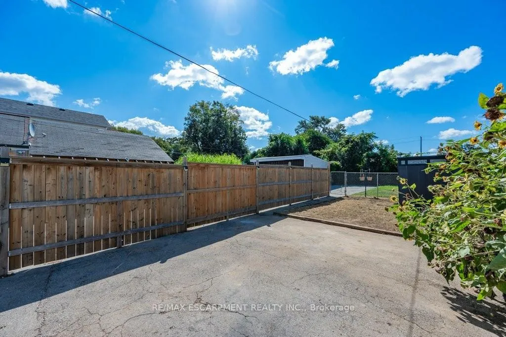 Photo 32 of 196 Picton Street E, Hamilton, North End — HOMEH