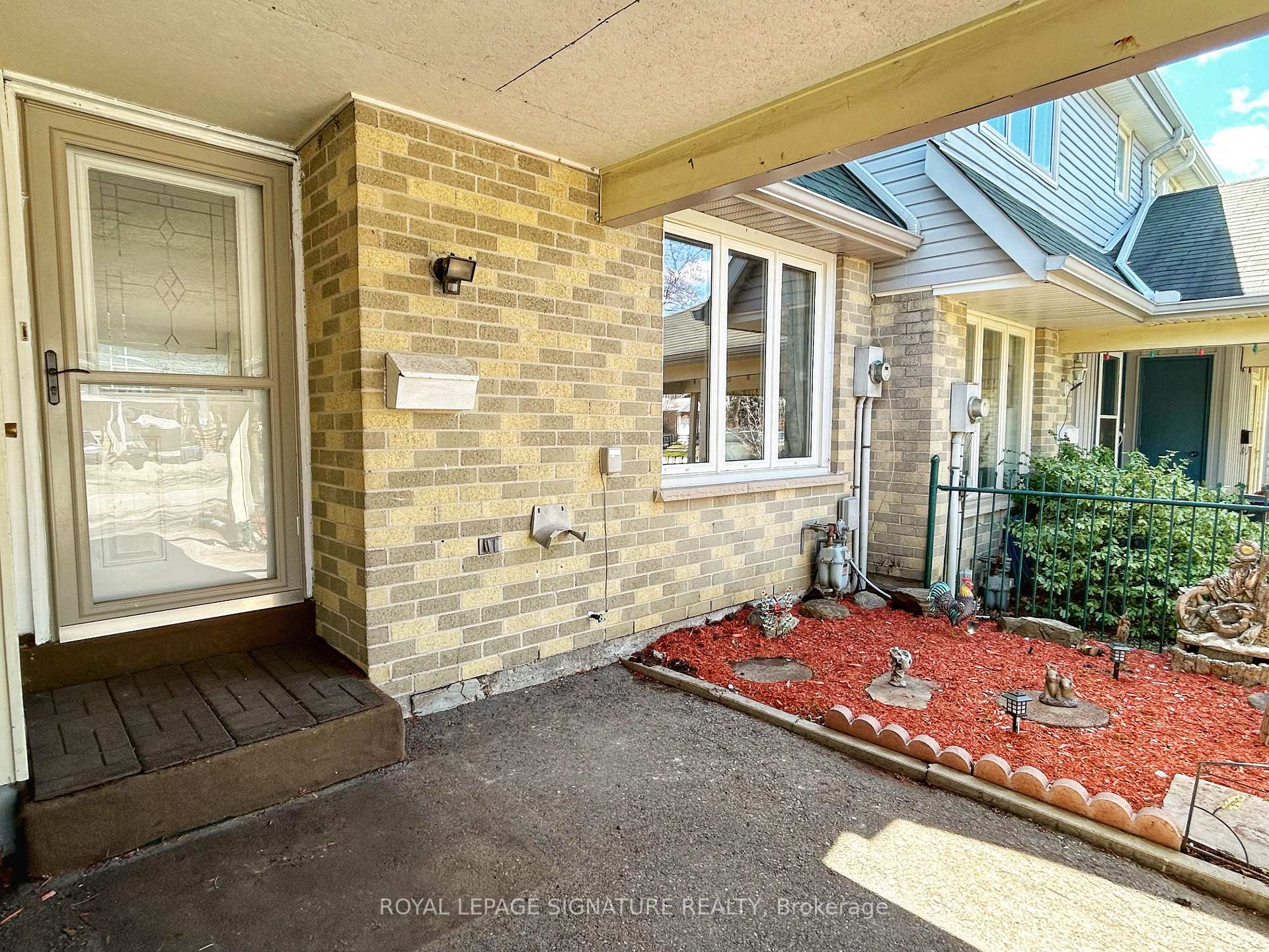 Photo 2 of 33 Courtleigh Square, Brampton, Heart Lake East — HOMEH