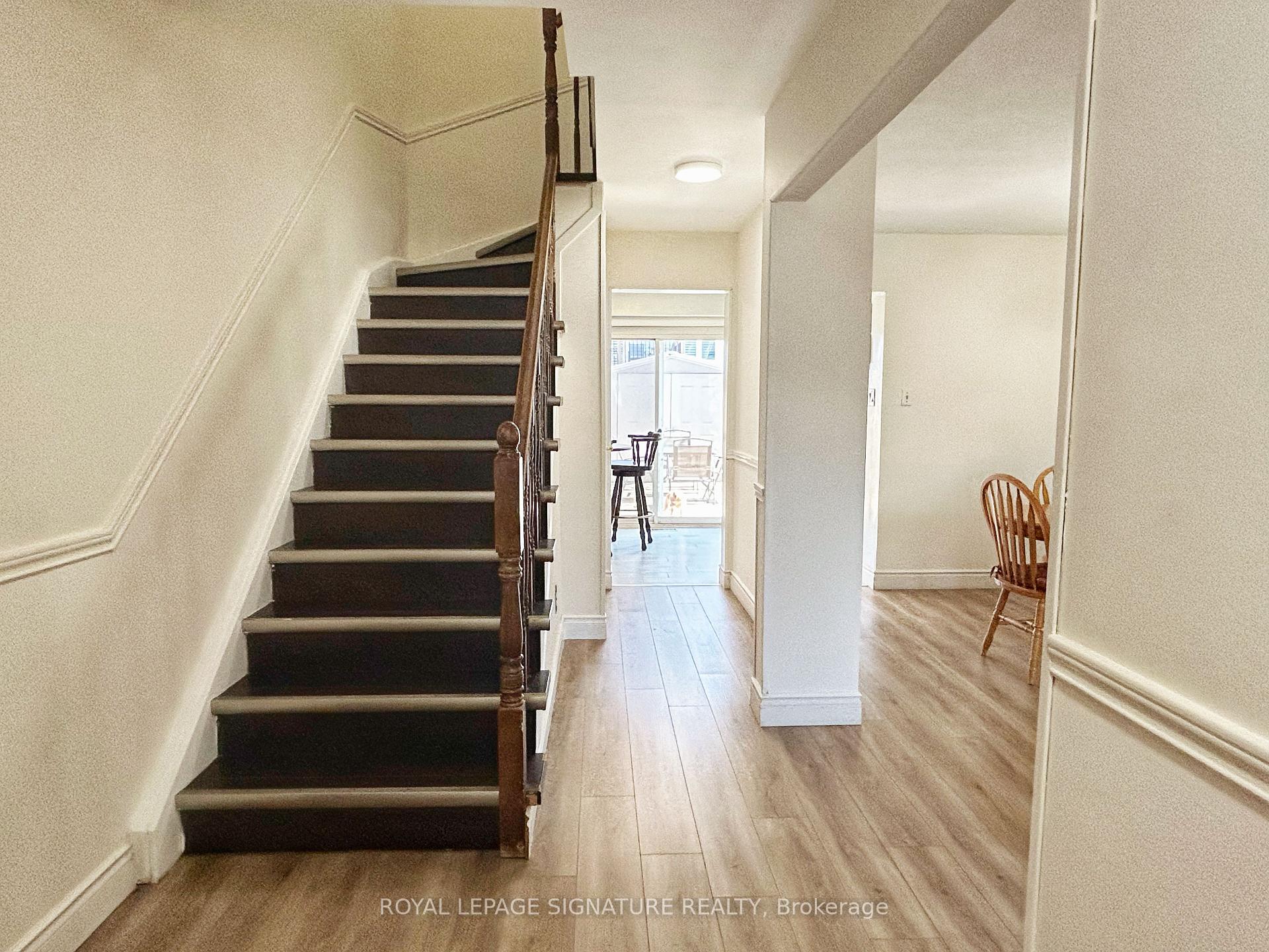 Photo 3 of 33 Courtleigh Square, Brampton, Heart Lake East — HOMEH