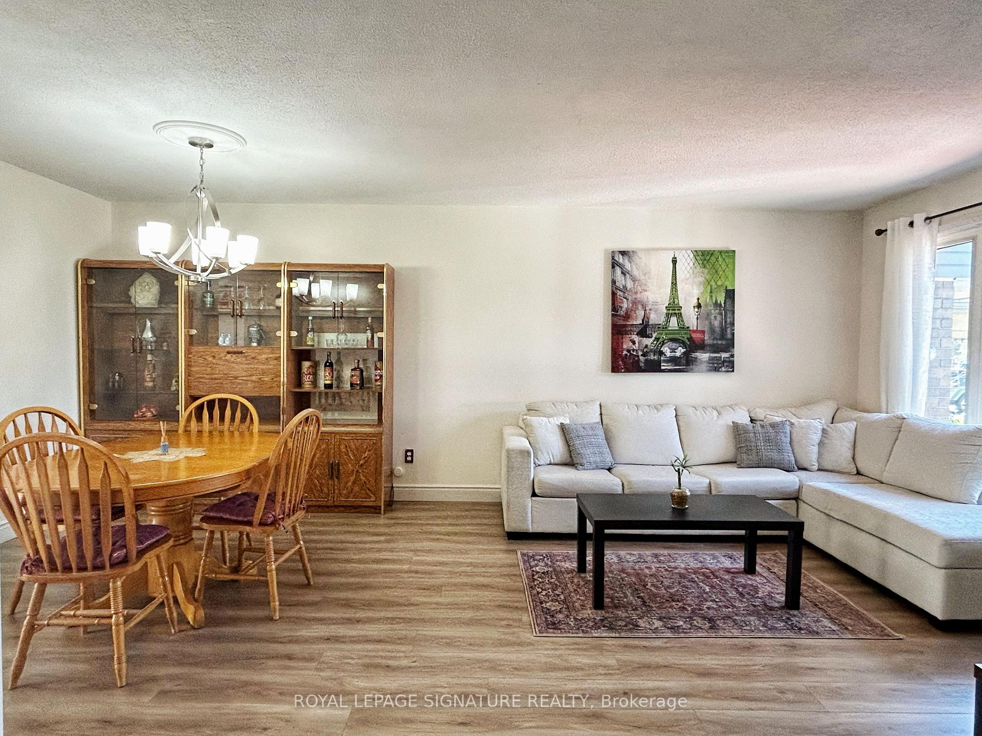 Photo 4 of 33 Courtleigh Square, Brampton, Heart Lake East — HOMEH