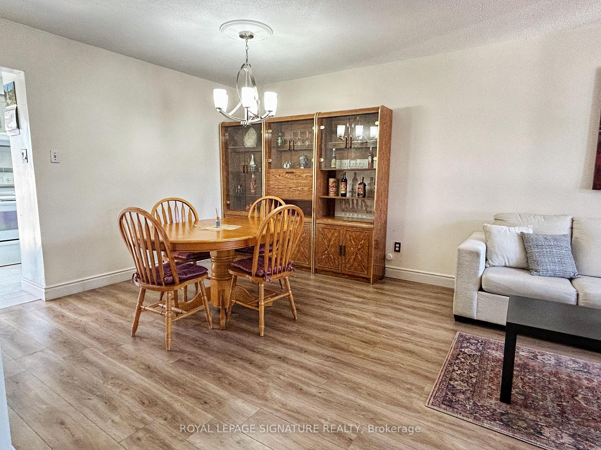 Photo 5 of 33 Courtleigh Square, Brampton, Heart Lake East — HOMEH