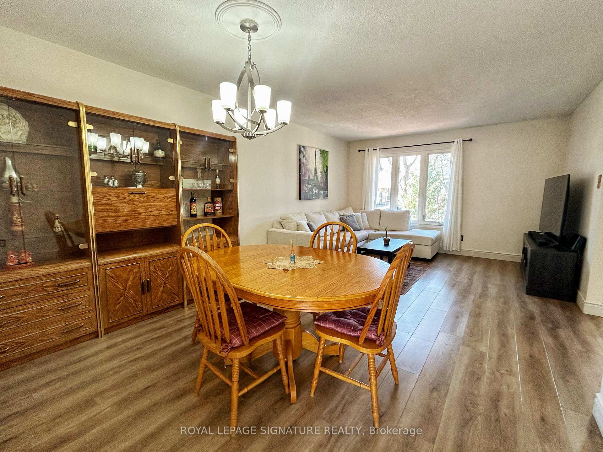 Photo 6 of 33 Courtleigh Square, Brampton, Heart Lake East — HOMEH