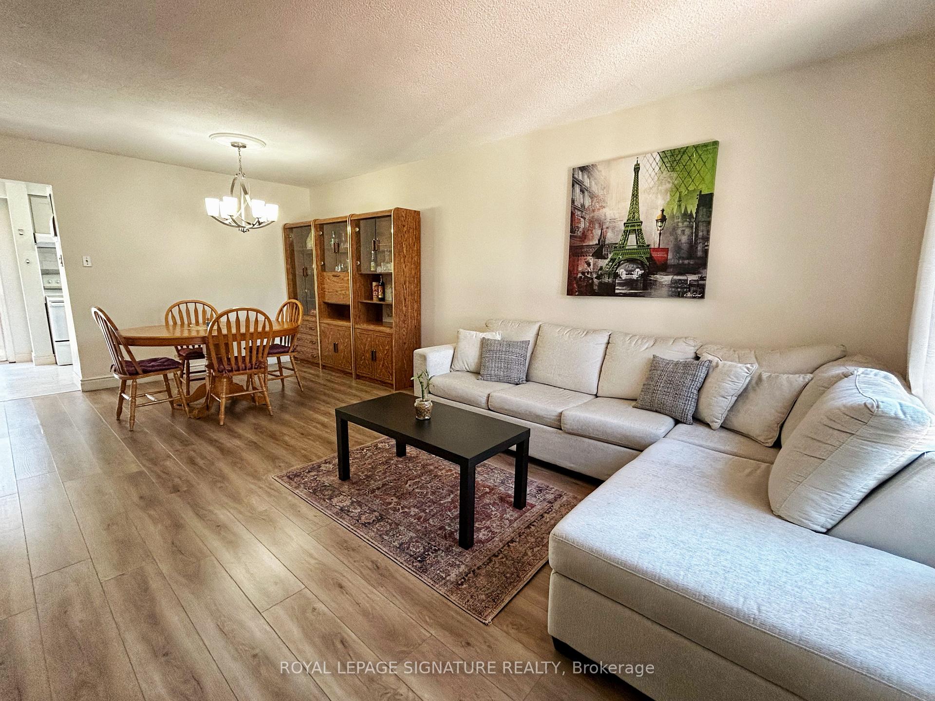 Photo 8 of 33 Courtleigh Square, Brampton, Heart Lake East — HOMEH