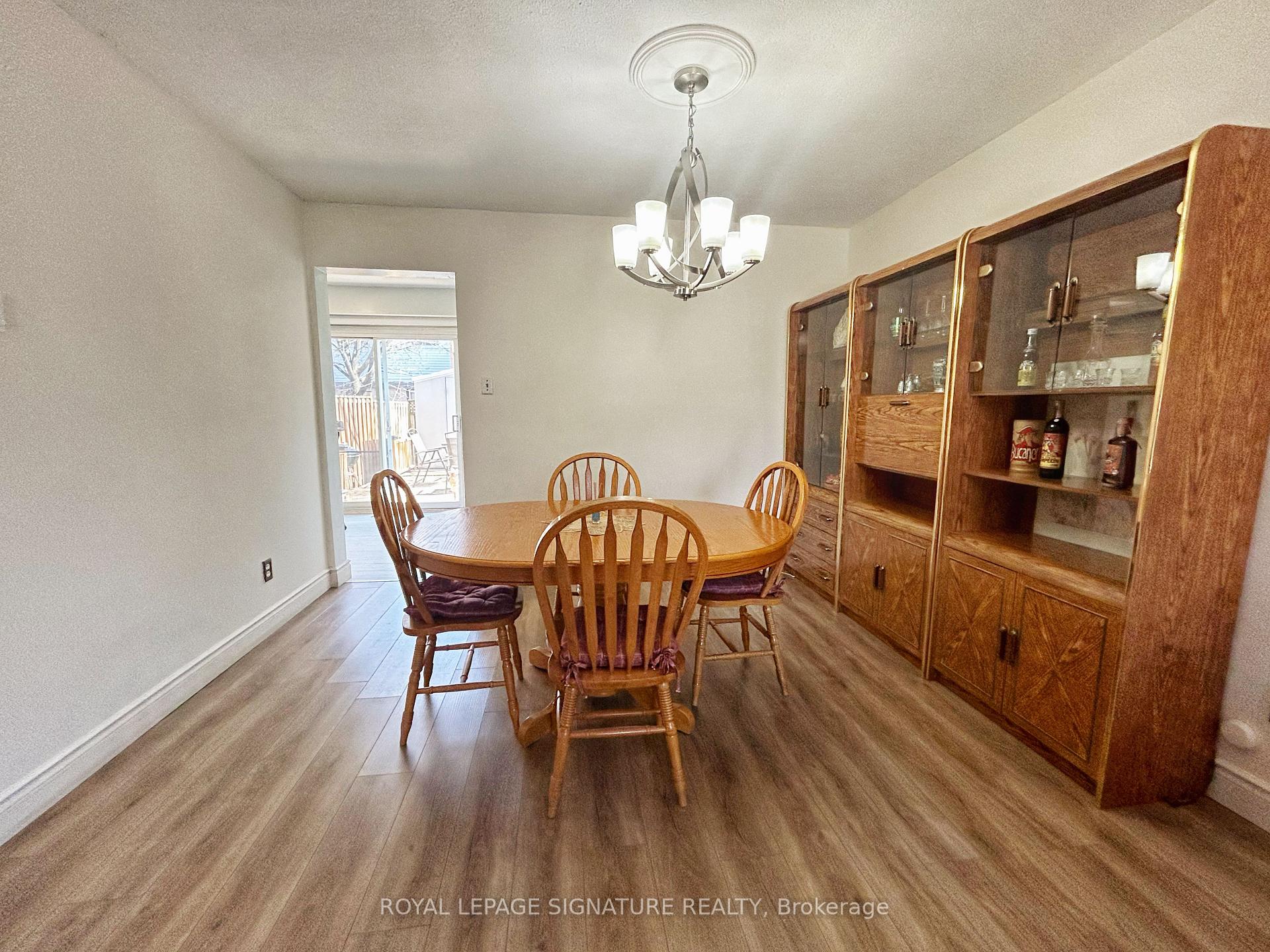 Photo 9 of 33 Courtleigh Square, Brampton, Heart Lake East — HOMEH