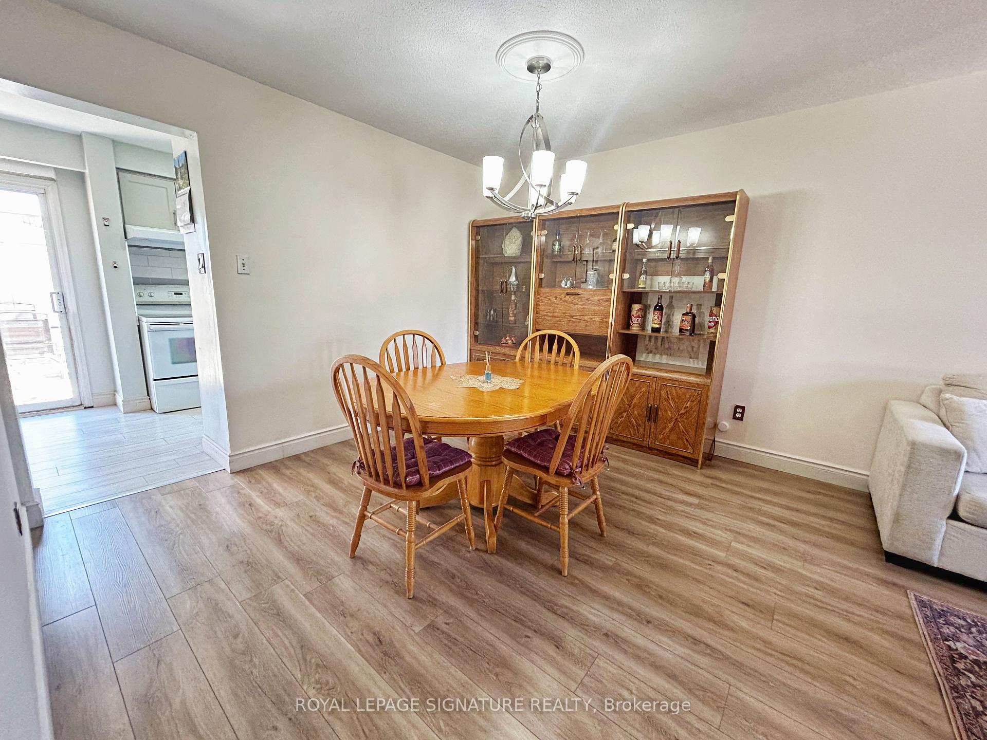 Photo 10 of 33 Courtleigh Square, Brampton, Heart Lake East — HOMEH