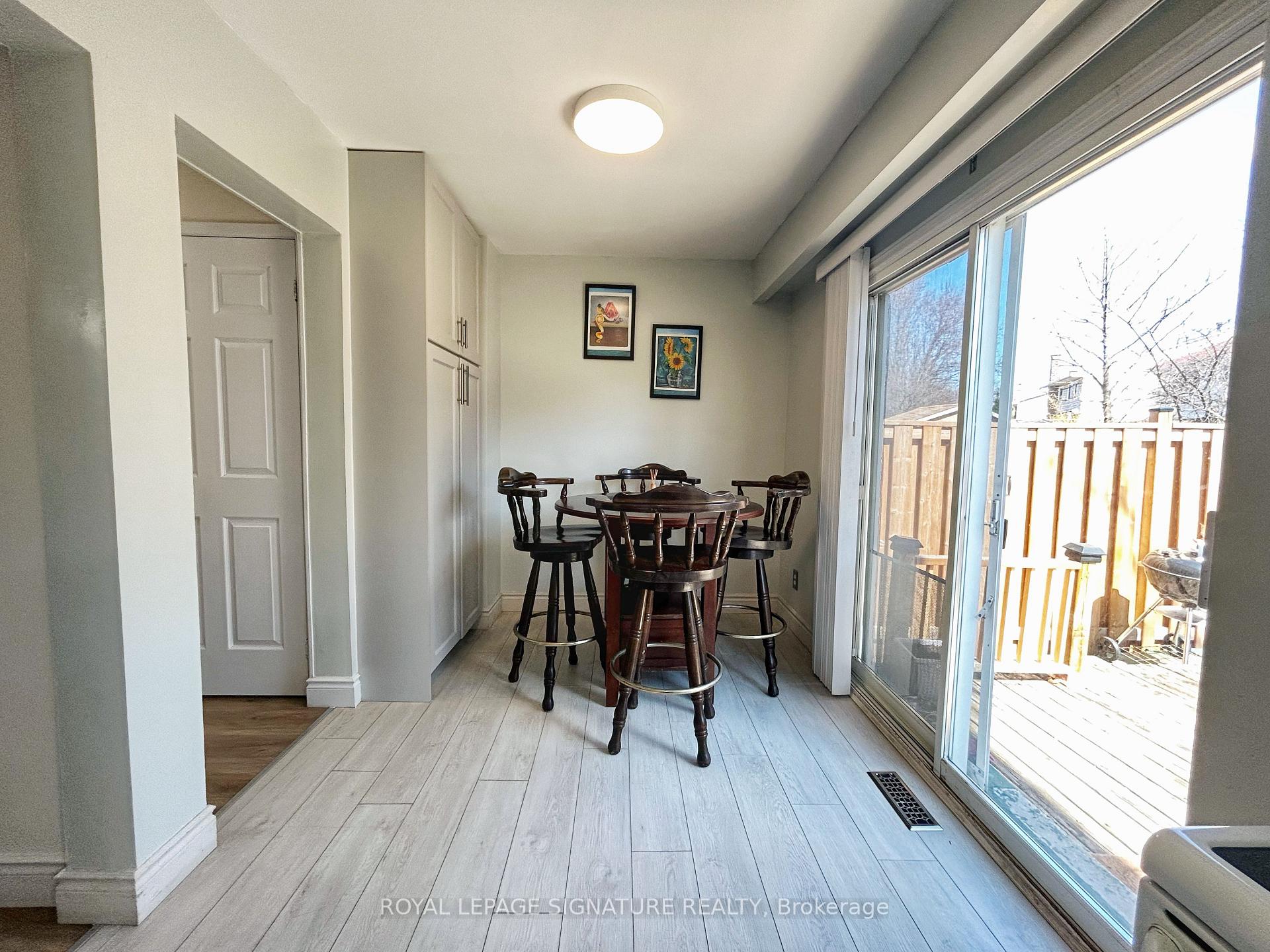 Photo 11 of 33 Courtleigh Square, Brampton, Heart Lake East — HOMEH