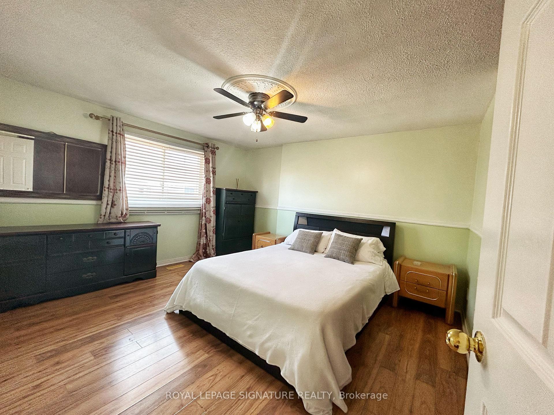 Photo 12 of 33 Courtleigh Square, Brampton, Heart Lake East — HOMEH