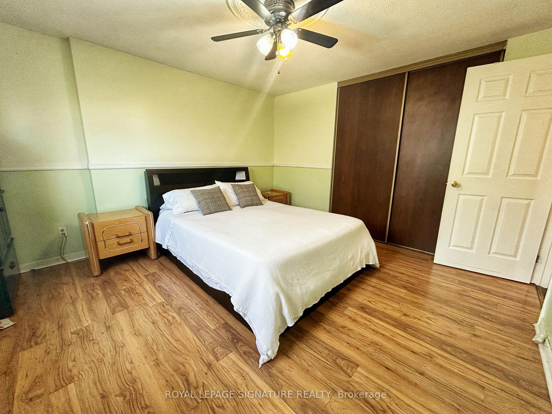 Photo 13 of 33 Courtleigh Square, Brampton, Heart Lake East — HOMEH