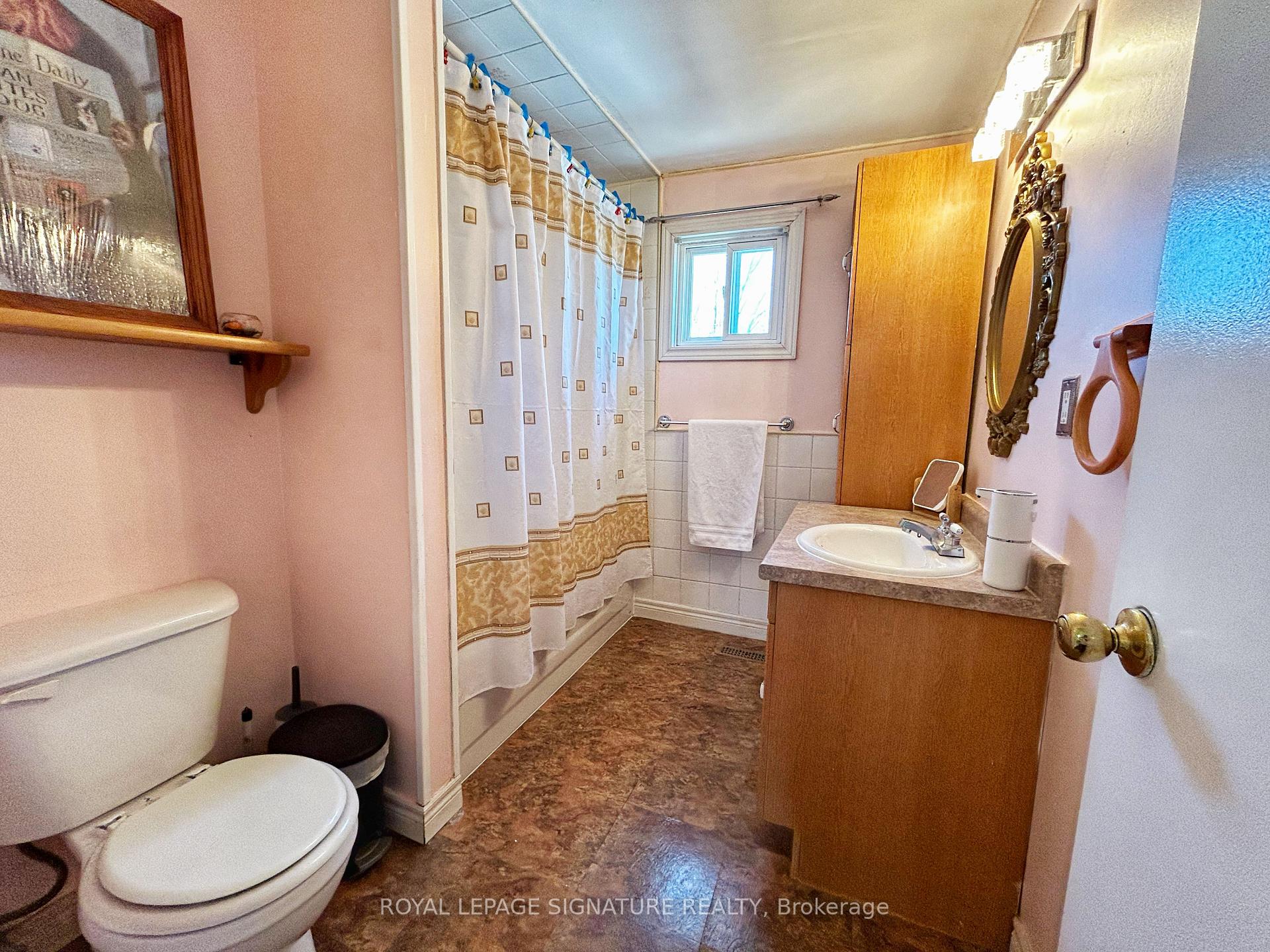 Photo 16 of 33 Courtleigh Square, Brampton, Heart Lake East — HOMEH